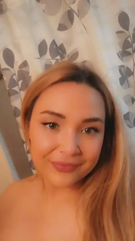 Curvy Thick MILF Teases Big Tits: Your Type? 🔥🍑