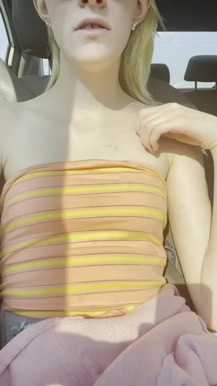 Rush Hour Tit Tease: Blonde Slut Flashes Perky Smallies in Traffic