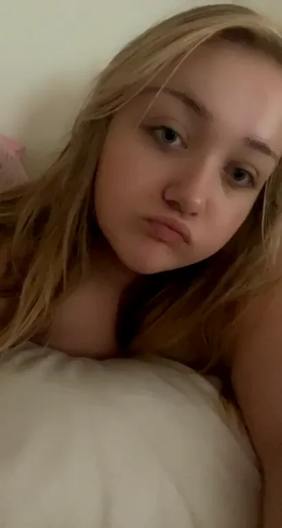 Cute Blonde Teases with Juicy Butt & Bare Feet 😘🍑👣