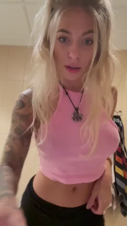 Sending you kisses so your day gets better (tiddies is bonus)