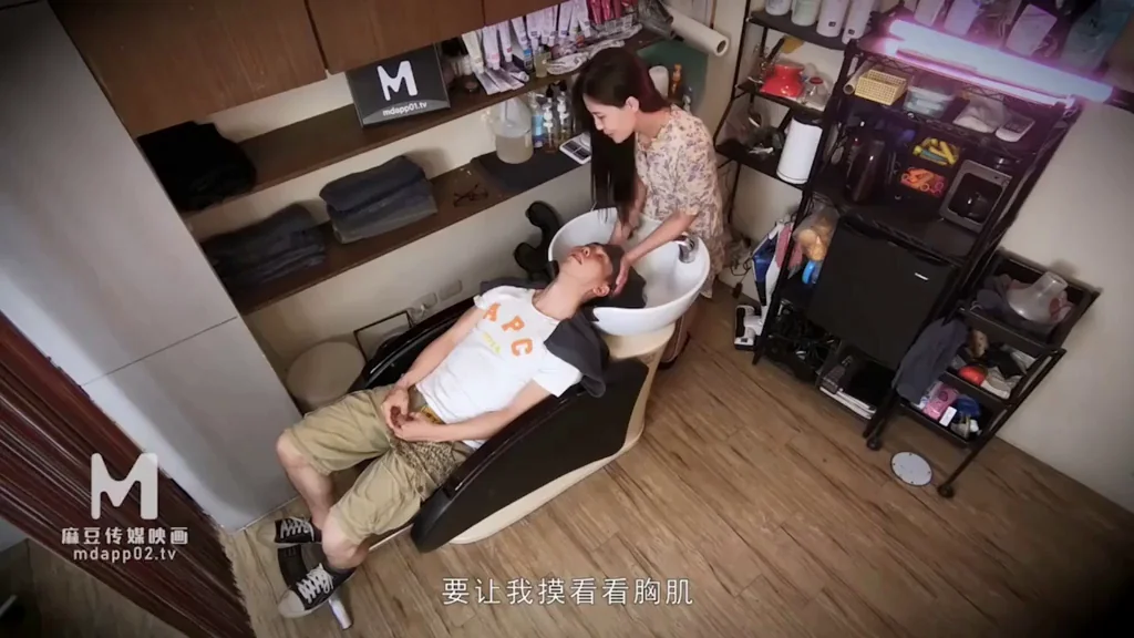 💦 Chinese MILF Barber's Wet Pussy Service 😈