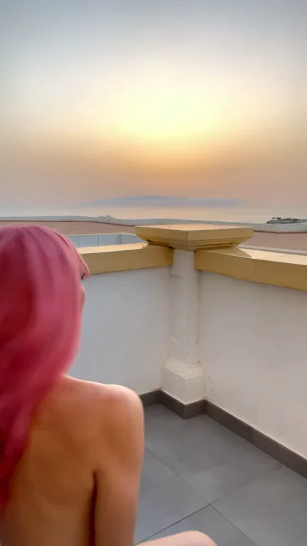 Tasty Pussy Peek from Behind at Sunset 🌅🍑💦