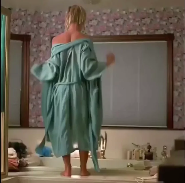 Jaime Pressly's Slutty Robe Tease & Tub Titties 🍑🛁