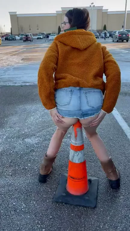 Risky Cone Anal in Snowy Parking Lot 😈🍑🔶