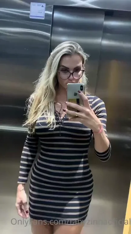 Fabyzinha's Elevator Dick Tease
