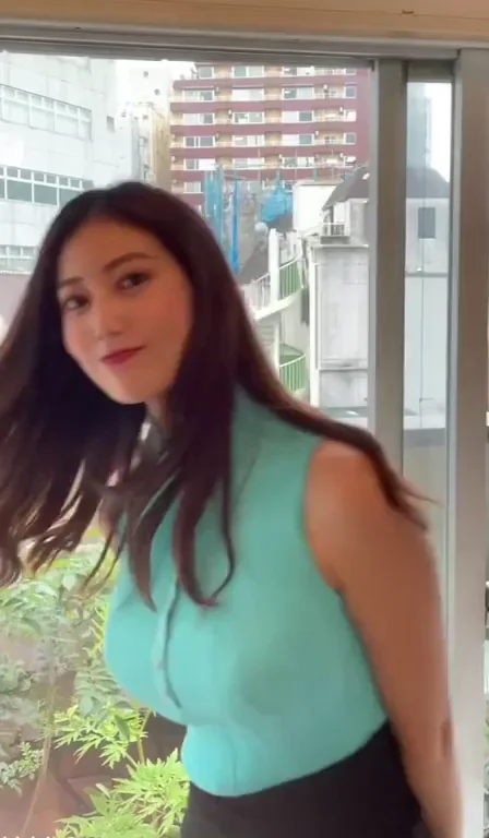 🍑 Busty Japanese Babe's Teasing Titties in Tight Top 😍