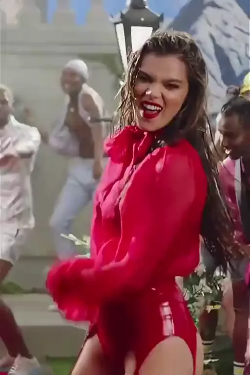 Hailee Steinfeld's Juicy Ass Shaking in MNEK's 'Colour' Vid 🔥🍑