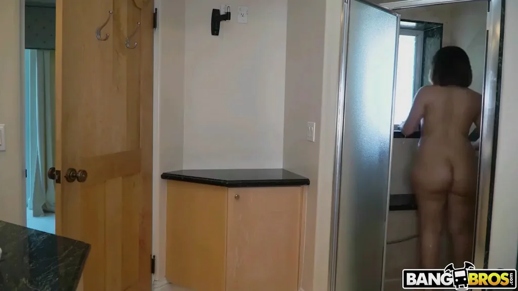[B/S] Spying on Big Sister in the Shower