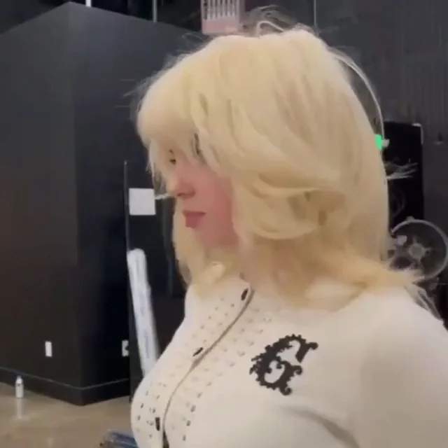 Billie Eilish's jiggle is ridiculous