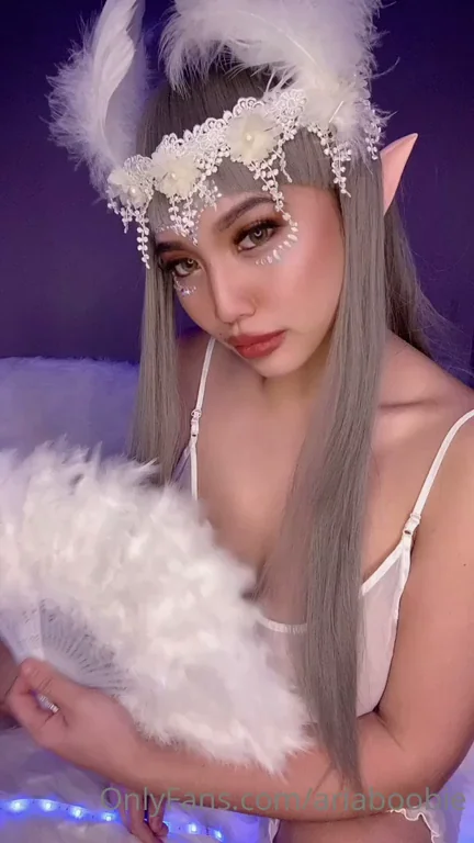 Elf Slut Aria Teases Her Juicy Tits 😈🔗 Below