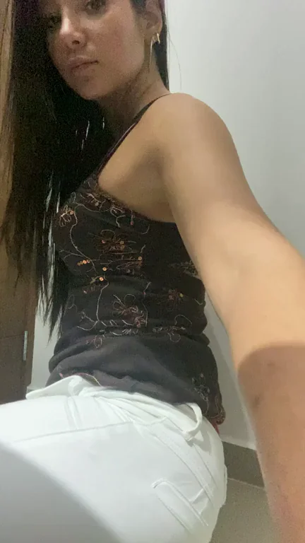 Shy Slut Shows Off Her Juicy Yoga Pant Booty 🍑🔥