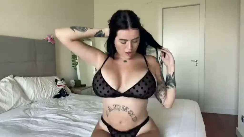 🔥 Tatted Babe's Full Pack Tease in Comments! 😈