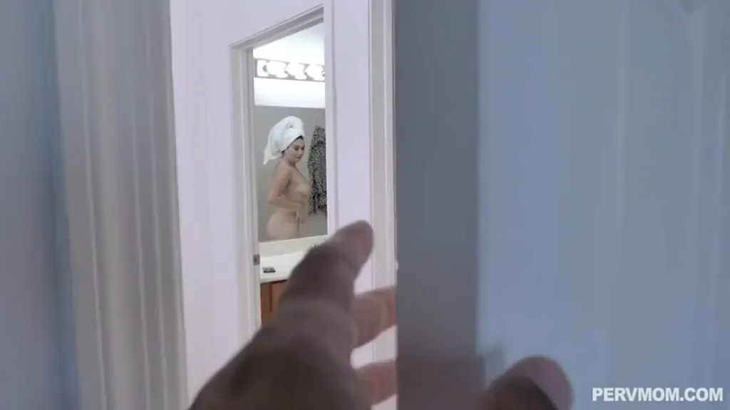 🔥 Naughty Mom Begs Son to Shave Her Bushy Pussy 💦👅