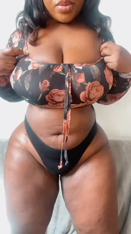 Ebony Babe's Massive Titty Drop Tease 😍🍈🍈