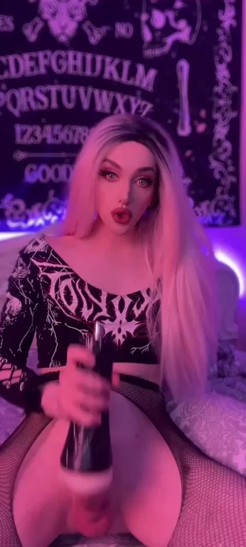 Replace This Bottle With Your Cock, Daddy! 🍆💦🔮
