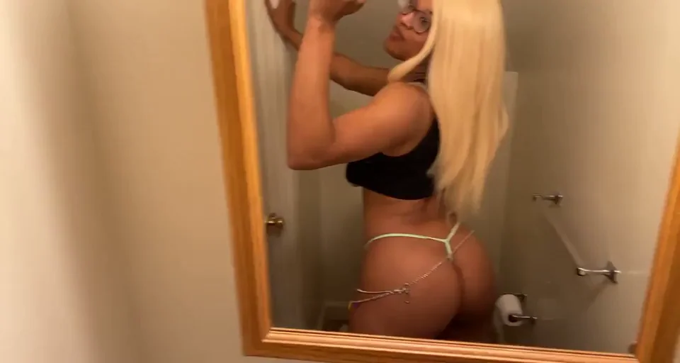 You know you wanna see more of my ass in this new year ? [f]