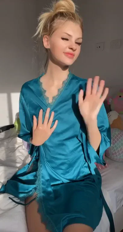 Who here honestly doesn’t mind that I have smaller boobs? ?