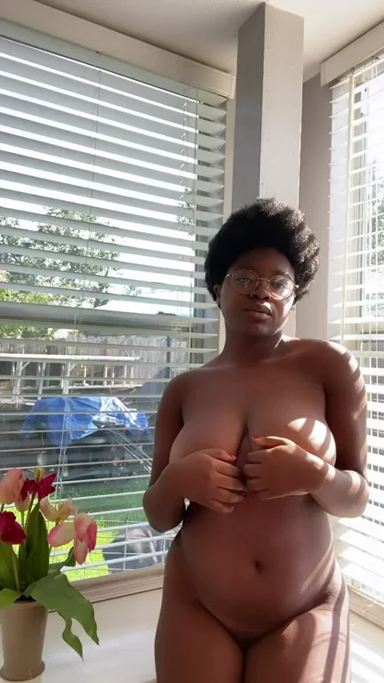 Afro Babe's Juicy Nude Tease 😈🍫