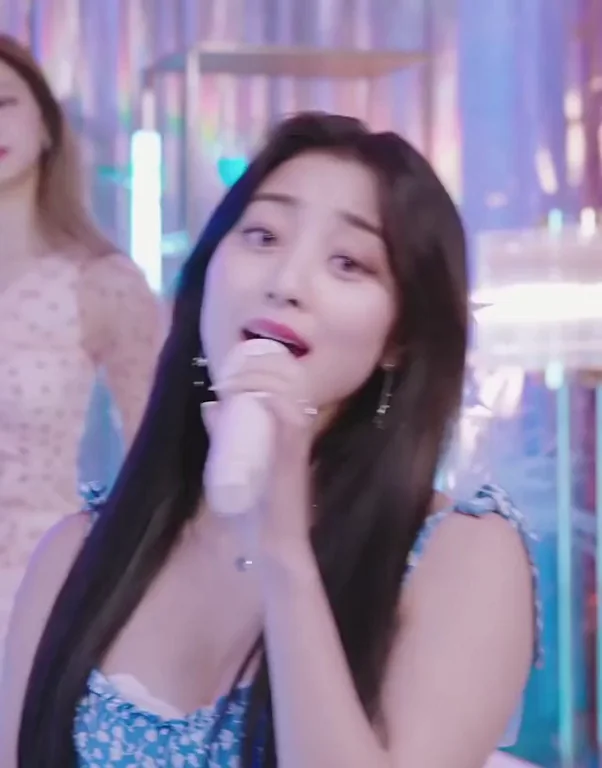 TWICE - Jihyo cleavage