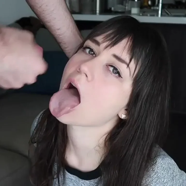 Spraying Thick Cum on Pretty Babe's Tongue 😍💦