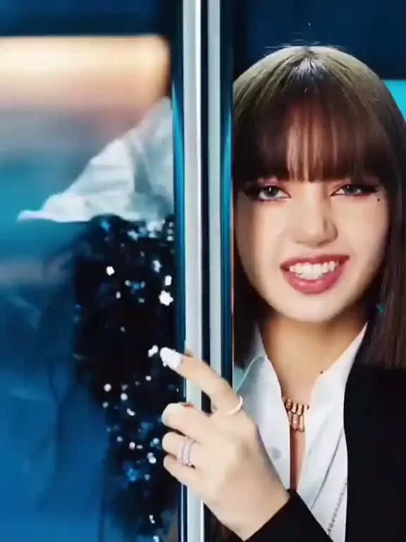 🔥 Blackpink Lisa Pole Tease & Sexy Peekaboo 😈💦