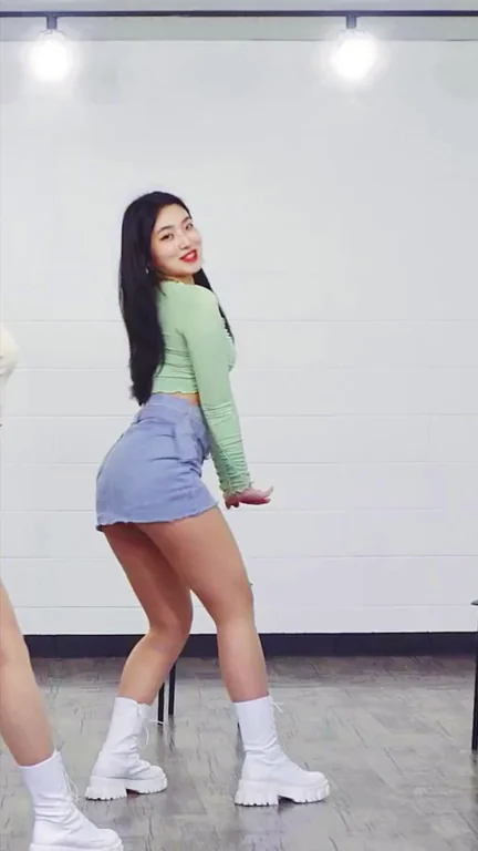 Yunju's Slutty Kpop Tease - Booty Poppin' in Tiny Shorts 💚🍑🔥