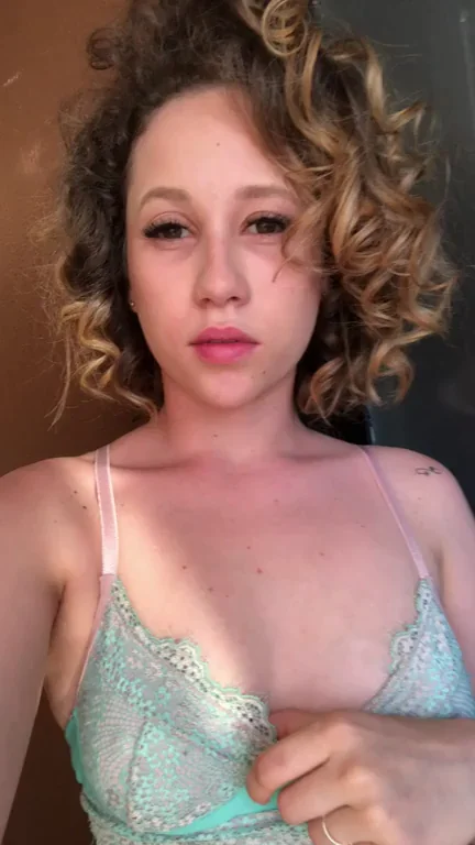 Can a mom in her late 20's still make you hard?