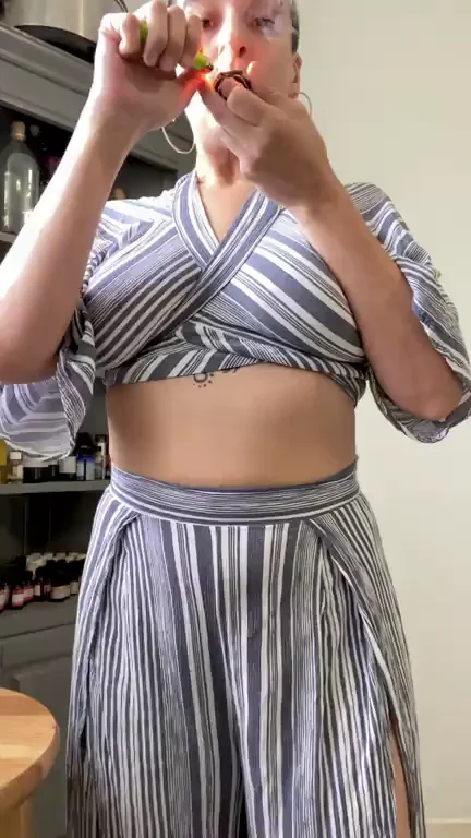 Cute Stoner Babe Jiggles Tits & Shakes Booty Smoking Grandpa's Pipe 😏🍃💨