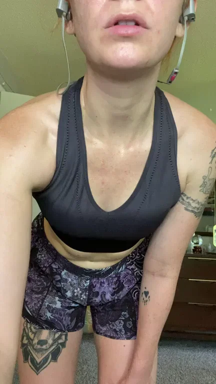 Sweaty Slut's Tiny Tits & Fat Ass Striptease 😏💦🍑