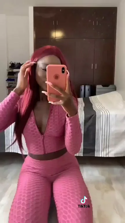Magic Mirror Magic: Ebony Babe's Juicy Pussy Reveal 🍑🔥