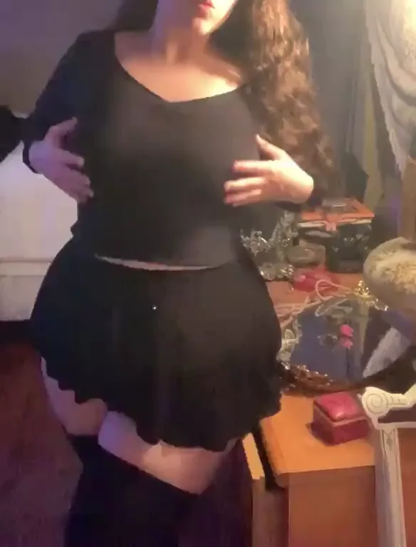 Thicc Stoner Babe Packs Her Bowl & Flirts with Slutty Curves