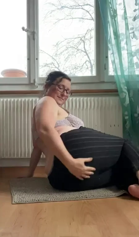 Real MILF Tease: Jerk to My Massive Ass? Honest Answer!