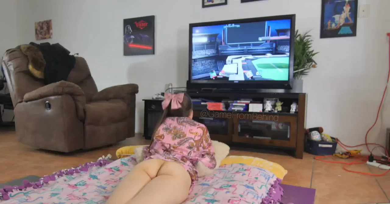 Phat Ass Gamer Girl Teasing Her Juicy Booty 🍑🎮🔥