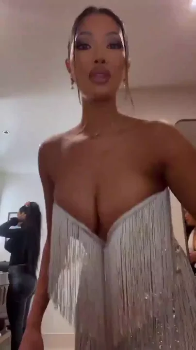 Ria Santos' Killer Cleavage Tease 😍💦🔥
