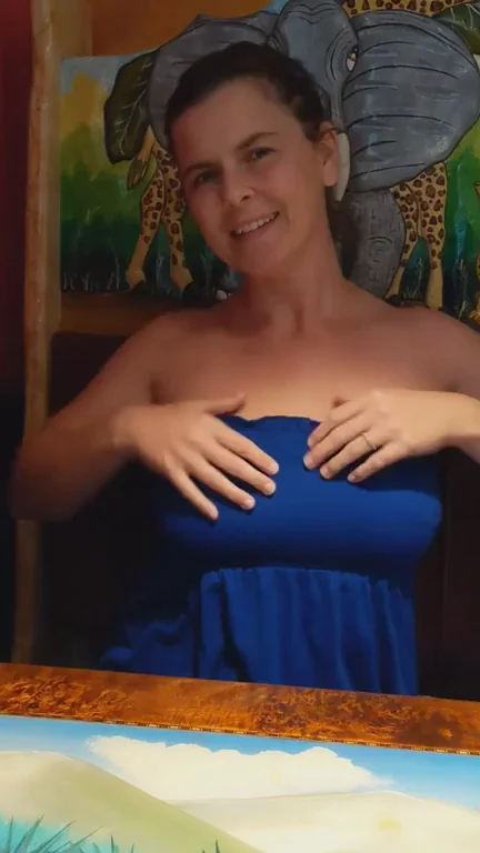 Server got a appetizer when he came around the corner (f)