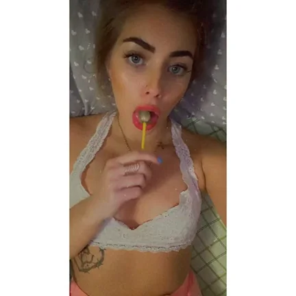 I want one lucky Redditor to cum on my ass. Who wants to be the one??