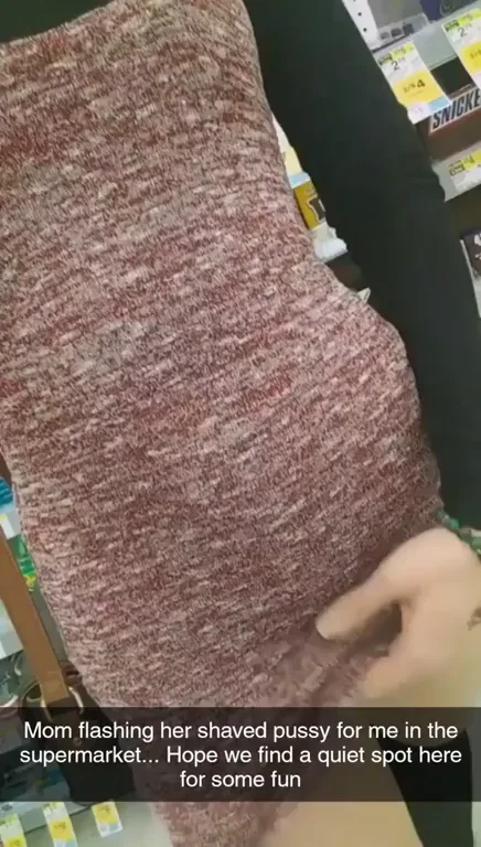 Mom's Naughty Shaved Pussy Flash in Supermarket 😈🛒💦