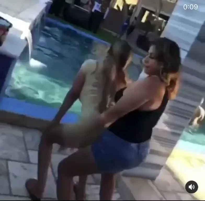 [IG] Mom And Daughter Are Very Close