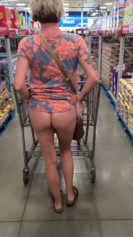 🛒 MILF Flashes Juicy Bare Ass in Grocery Aisle 😈