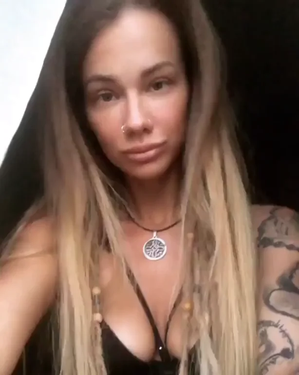 Hot Babe's Tease: Good Vibes & Big Tits Peek ?💦