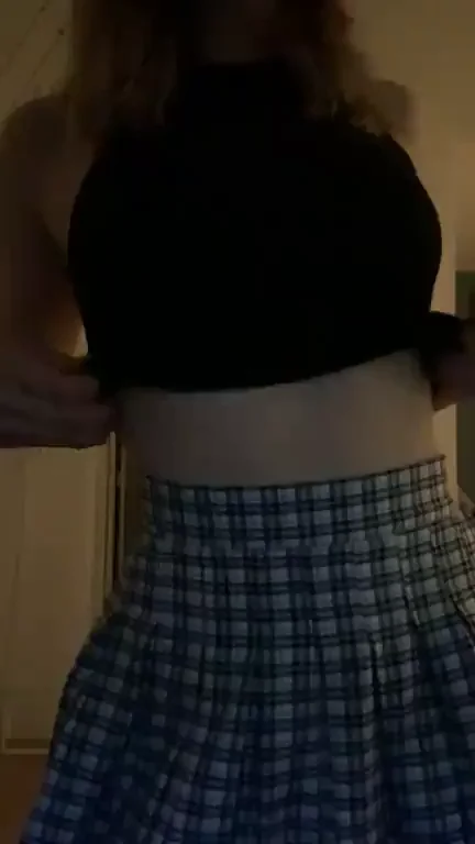 Kathi’s Teasy Schoolgirl Workout 😘 Hoping Older Daddies Notice My Curves (OC)