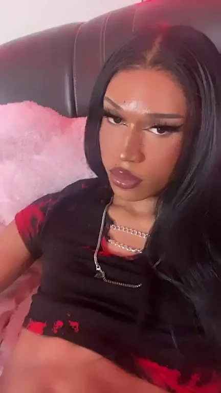 Morning Wood: Trans Babe's Throbbing Bestie 🍆💦