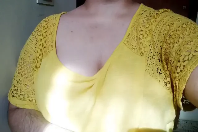 Sunlit Yellow Top Tease: Big Areola Babe Shows Off Her Juicy Tits 😍☀️
