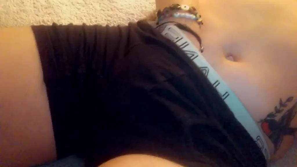 sleepy & horny as heck.. does anyone wanna come play with me?