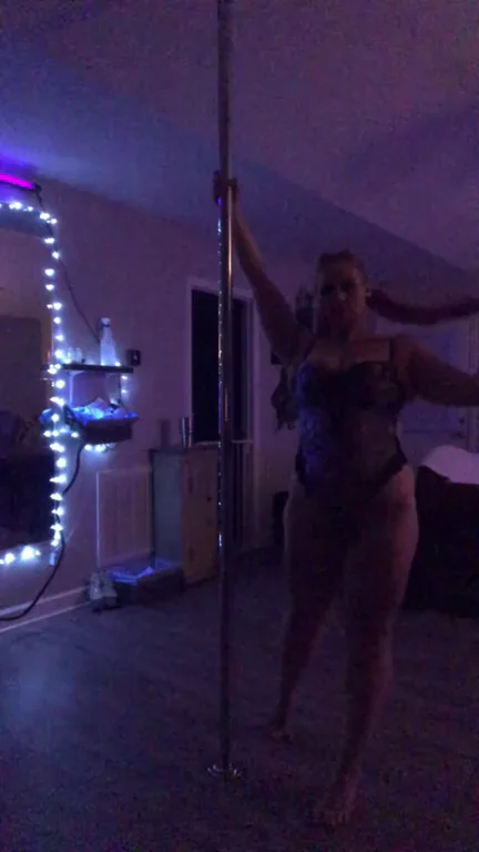 🍑 Massive Booty Babe Twerks Wild on Pole in Sexy Lingerie 🔥