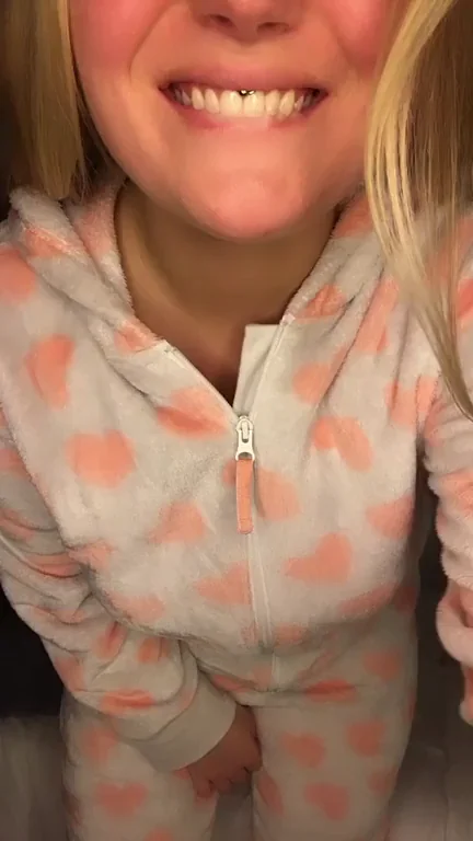 Blonde Babe's Surprise Titty Flash & Free Album Drop 😍💦