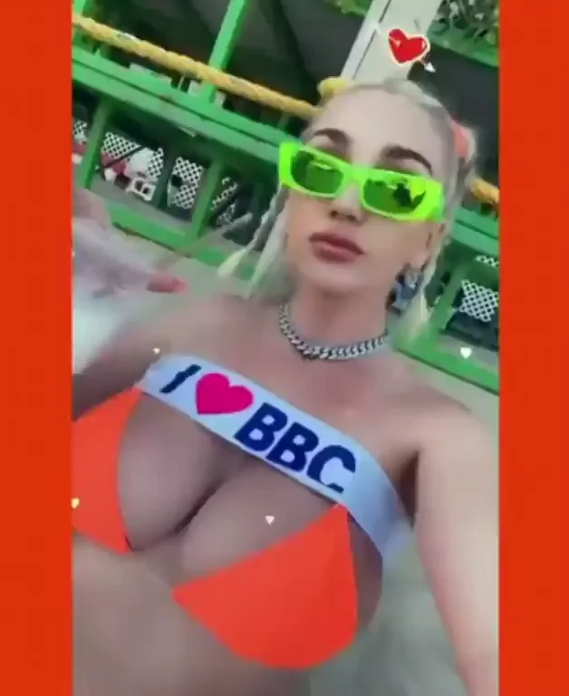 Kendra Sunderland's BBC Obsession in Tiny Bikini 😍🍆💦