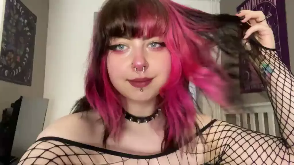 Happy Sunday Babes 💖 F19 German Goth Slut Teases in Fishnets 🖤