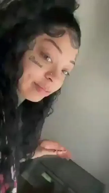 Tatted Baddie Slurps Uber Driver's Cock 🍆💦 Who Is She?