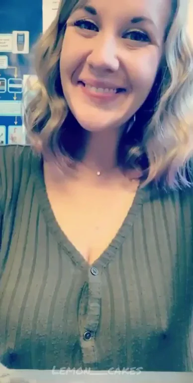 Bored o(f)fice girl